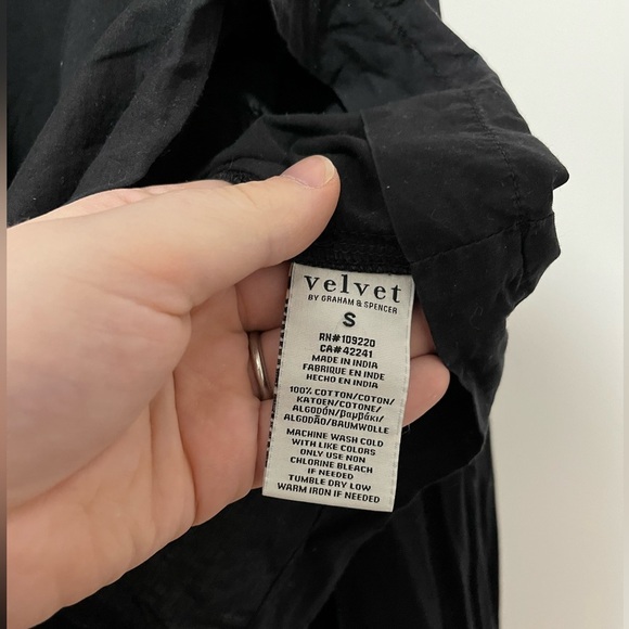 Velvet by Graham & Spencer Elaine Black Relaxed Fit Puffed Sleeve Blouse in S - Picture 4 of 6